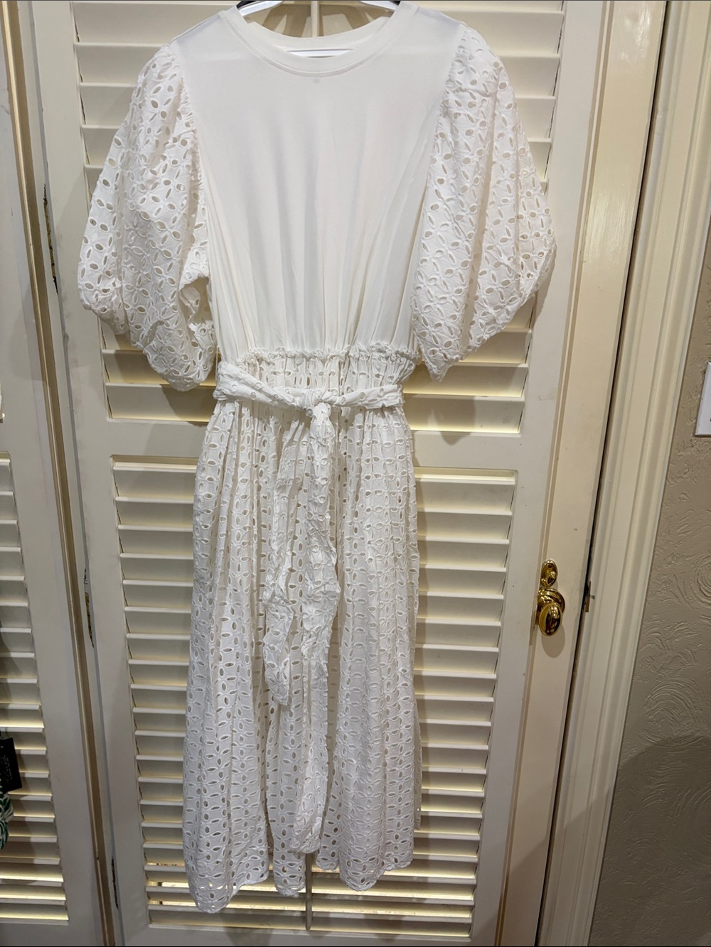 dRA Los Angeles White Eyelet Puff-Sleeve Maxi Dress. Size medium NWOT
